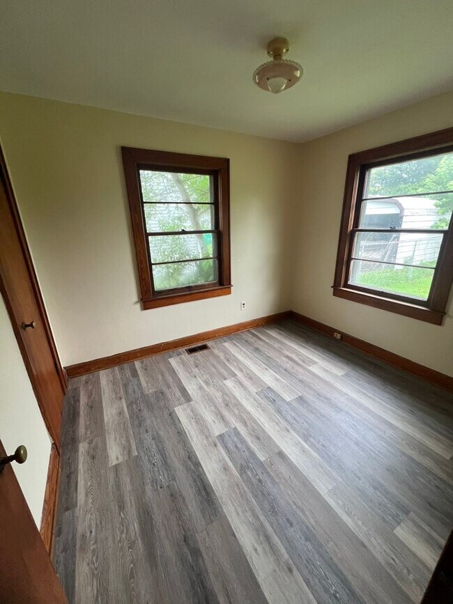 Building Photo - FOR RENT - 2 Bed, 1 Bath on Rose Ave