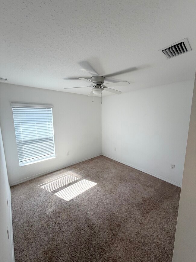 Building Photo - 10 Rainstone Ln