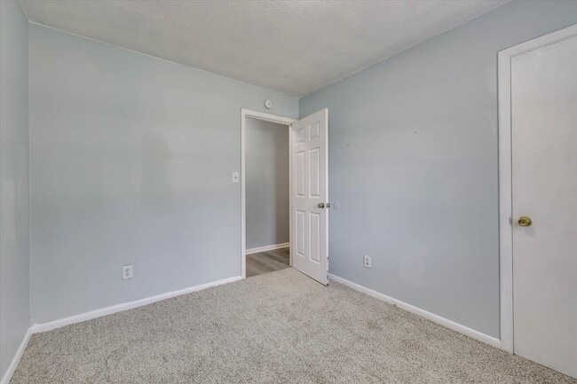 Building Photo - 2408 Southdale Dr