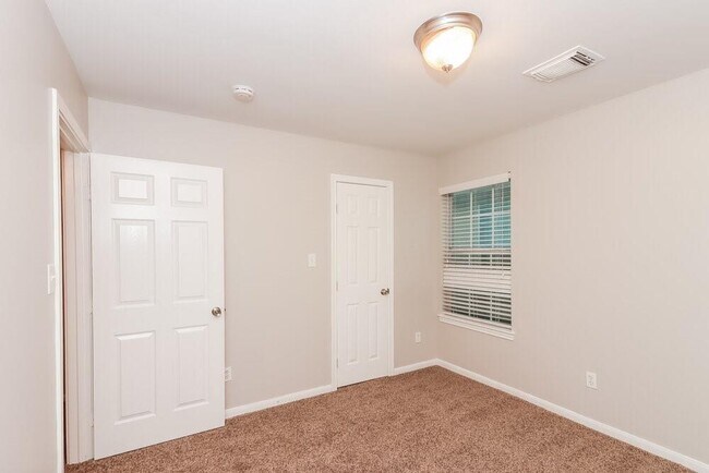 Building Photo - 4906 N Cancun Dr