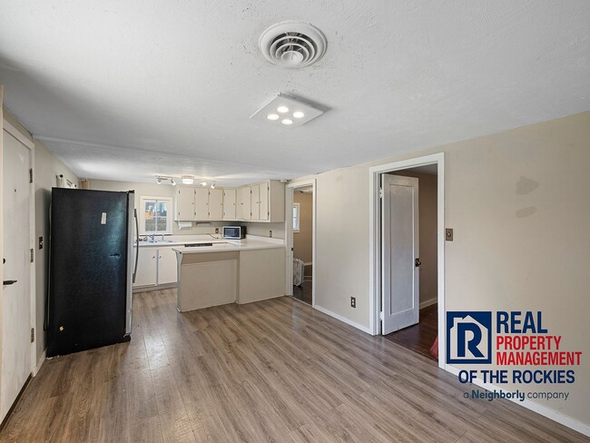Building Photo - 2 Bed, 2 Bath with Yard, Parking & Laundry – Pet Friendly