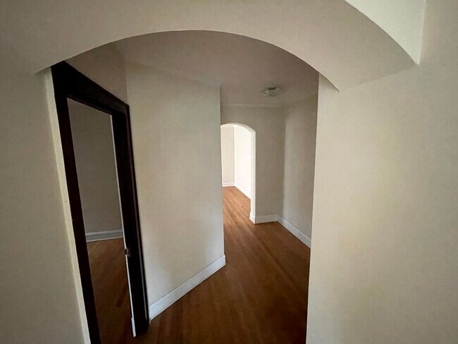 Building Photo - 4044 N Kilbourn Ave