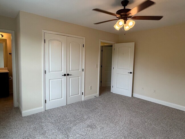 Building Photo - 704 Grays Pointe Ct