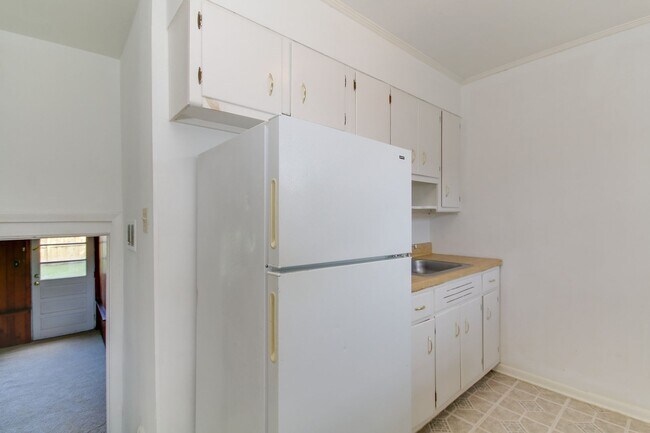 Building Photo - Welcome To Vintage Split-Level Living!