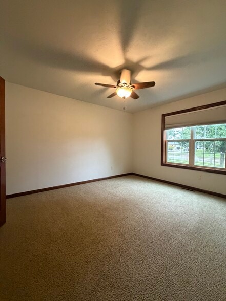 Building Photo - 2701 E Glenhurst Ln