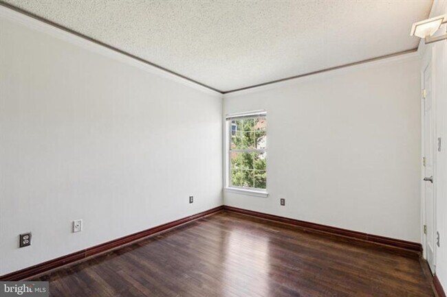 Building Photo - Spacious 1 Bedroom 1 Bath Loft Condo