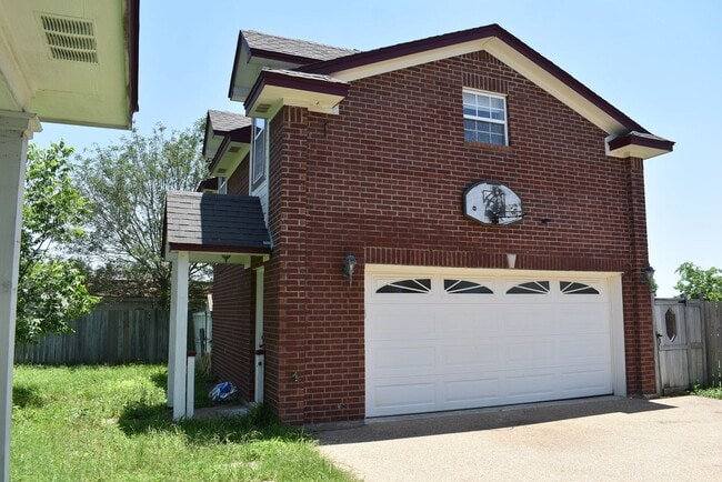 Building Photo - Beautiful Remodeled Home with 3 Bedrooms a...