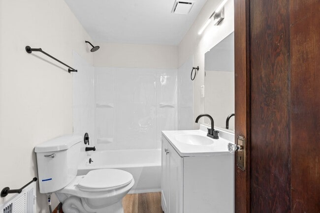 Building Photo - Newly Updated 3 Bed Home