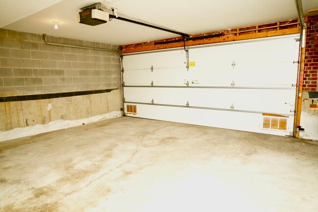 Building Photo - 6532 N California Ave