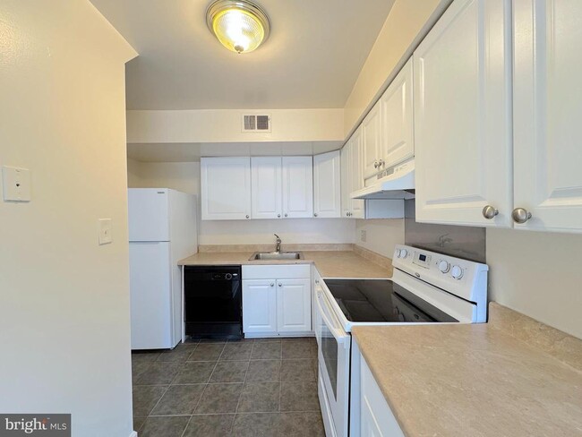 Building Photo - 4643 Logsdon Dr