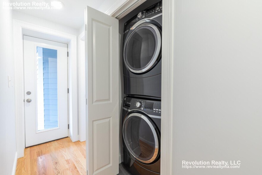 Building Photo - 15 Kenilworth St