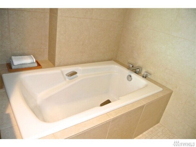 Building Photo - 2Bd/2Ba Bellevue Condo