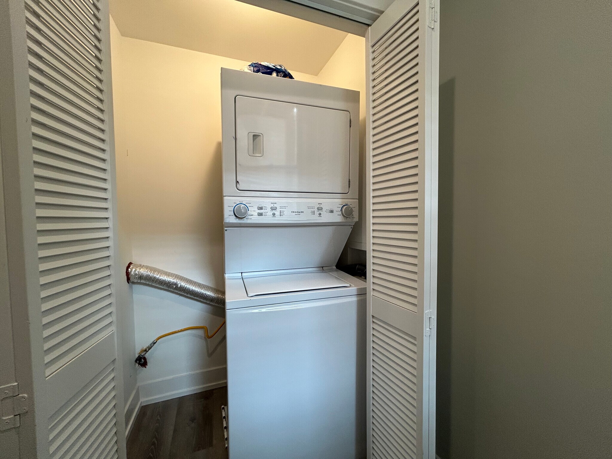 Building Photo - 1000 Crain St