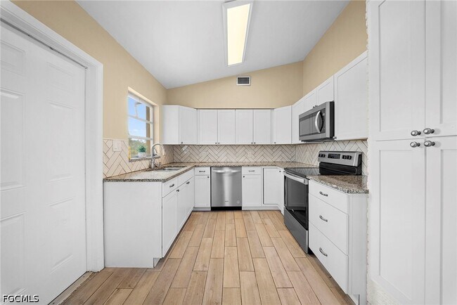 Building Photo - 275 Lakeview Dr