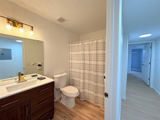 Building Photo - 13917 Fairway Island Dr