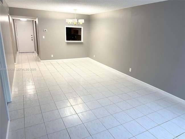 Building Photo - 220 SW 9th Ave