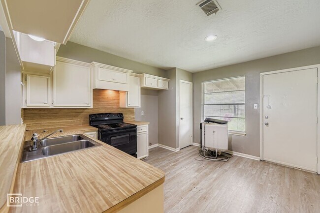 Building Photo - 1611 Hazelwood St