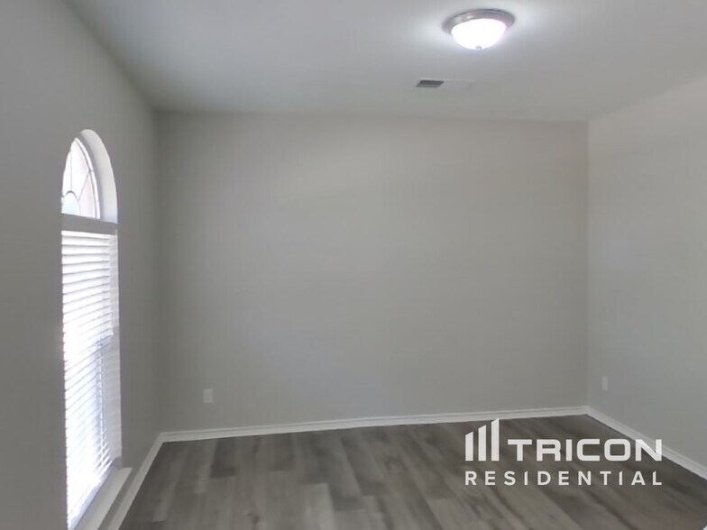 Building Photo - 8401 Manchester Dr