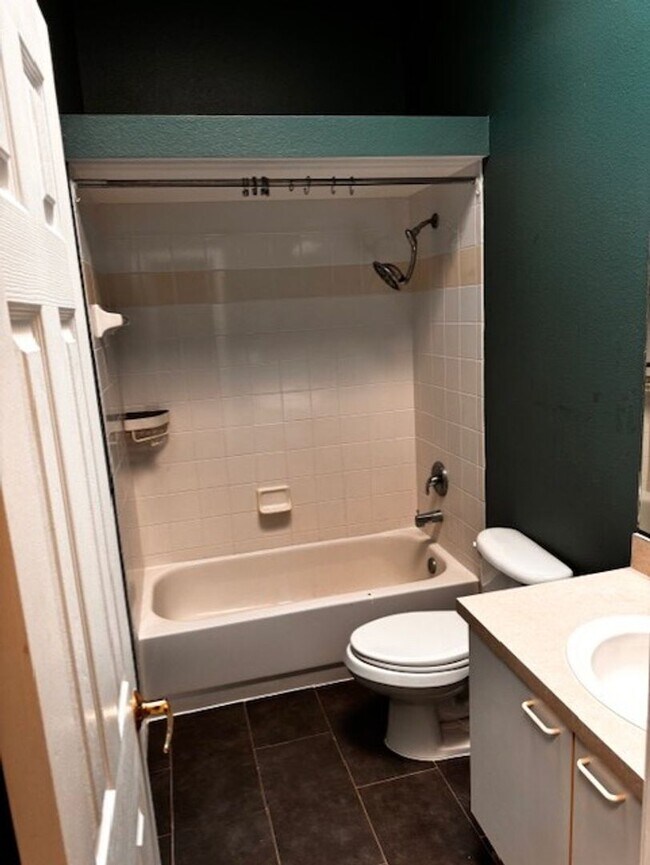 Building Photo - Luxury 3 bedroom 2 bathroom townhome avail...
