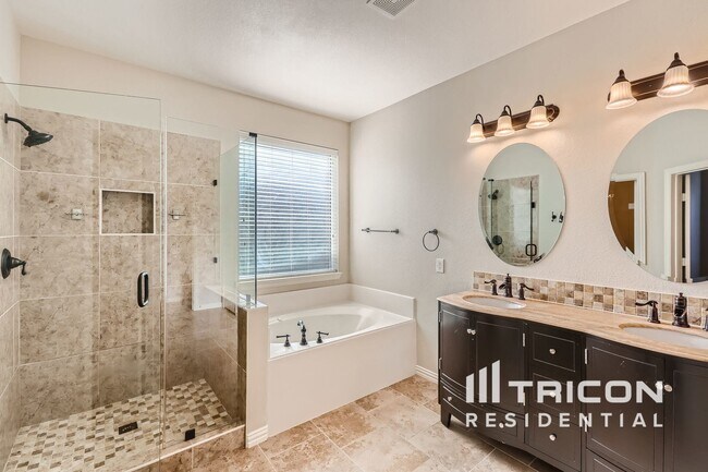 Building Photo - 2817 Deerhurst Dr