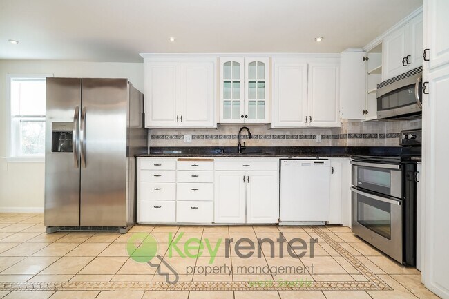 Building Photo - Stylish Three Bedroom Retreat with fully fenced yard and storage!