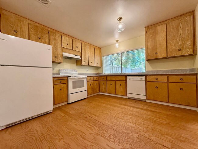 Building Photo - Completely Updated 3 Bed 2.5 Bath Walnut C...