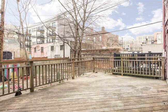 Building Photo - 605 1st St