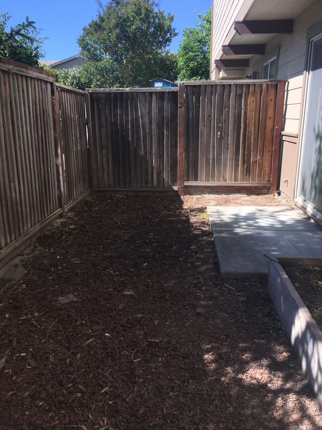 Building Photo - Three Bedroom Townhouse Style Apartment wi...