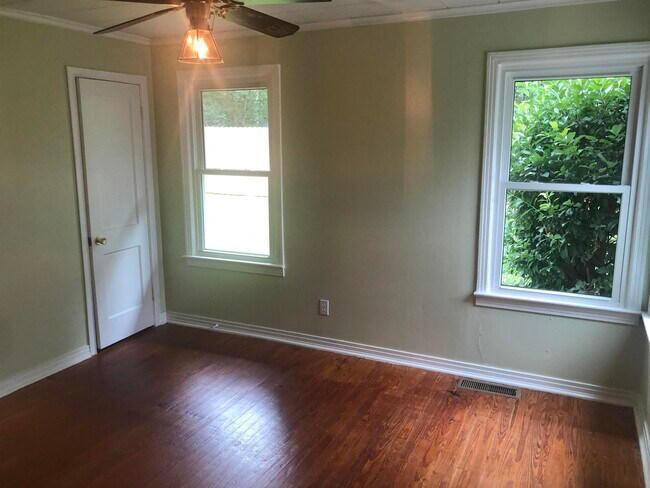 Building Photo - 3022 Livingston Rd