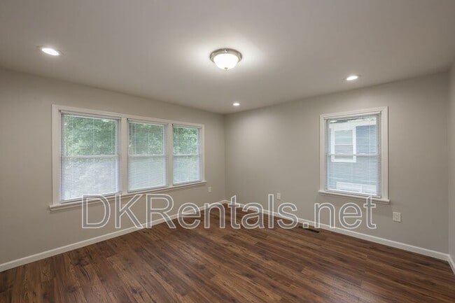 Building Photo - 257 Barfield Ave SW