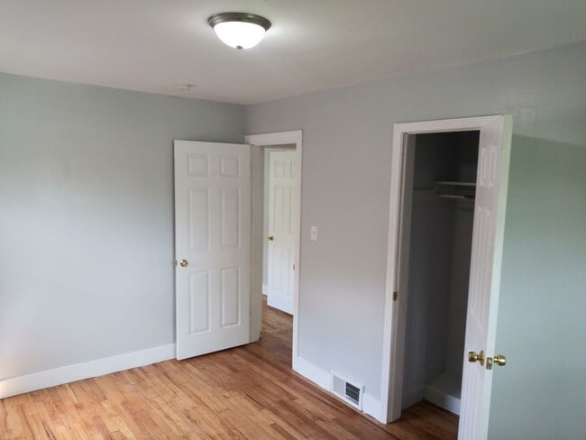 Building Photo - 3 Bed/1 Bath - Single Family Brick Home - Available now!