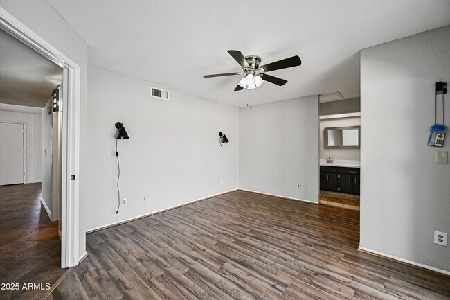 Building Photo - 5558 W Cortez St