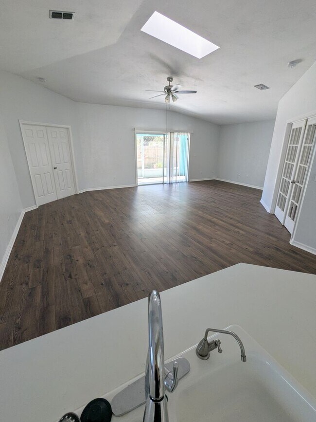 Building Photo - Welcome to Your Next Home in Port Orange!