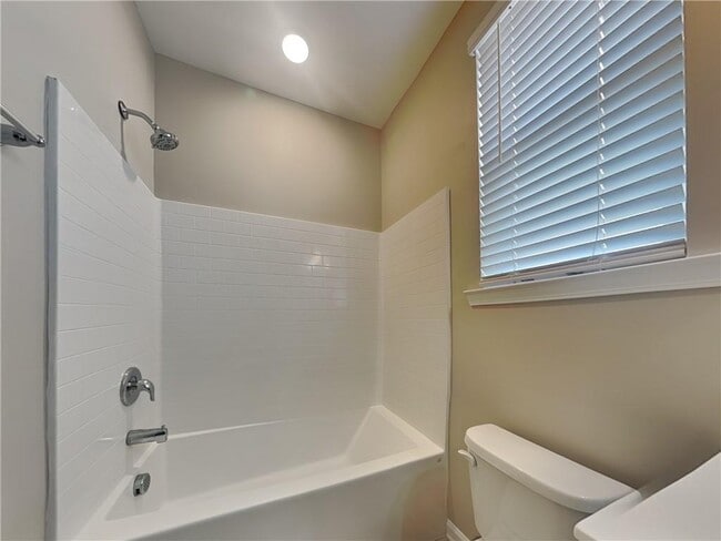 Building Photo - 153 Everett Sq