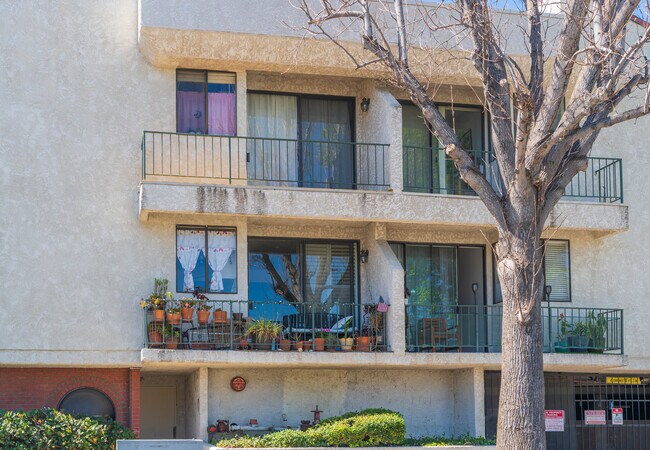 Building Photo - 7211 Cozycroft Ave