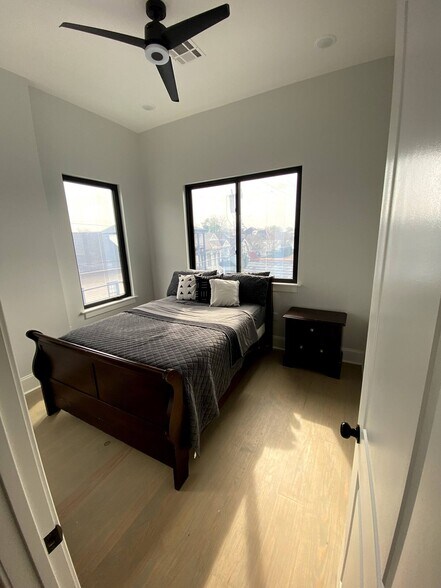 2nd bedroom - queen bed - 740 Desire St
