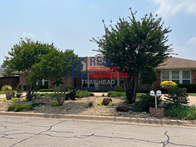 Building Photo - 6400 Espana Dr