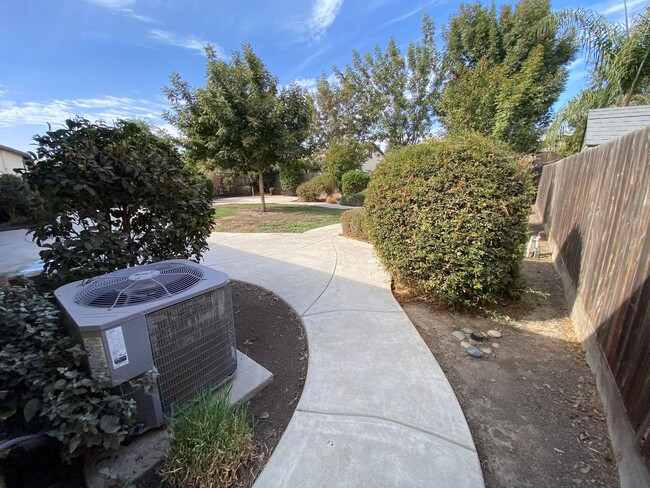 Building Photo - NW Visalia Home Available now, October SPE...
