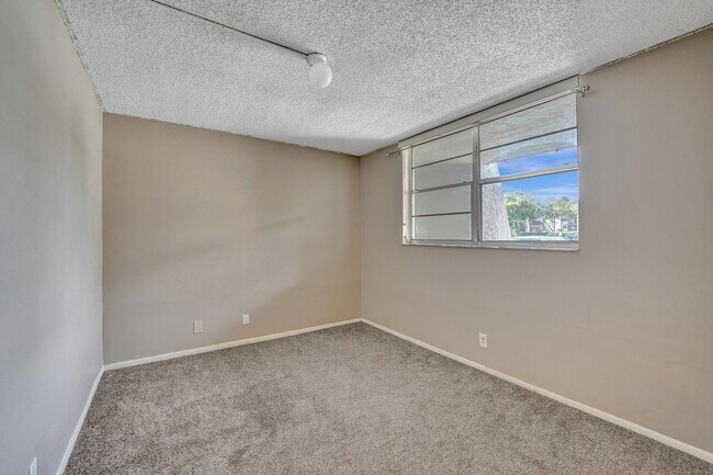 Building Photo - 9440 Poinciana Pl