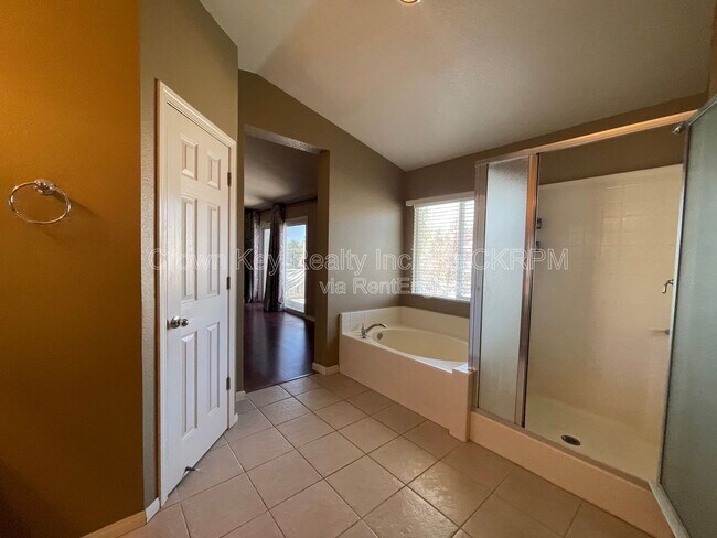 Building Photo - 2664 Ontario Dr