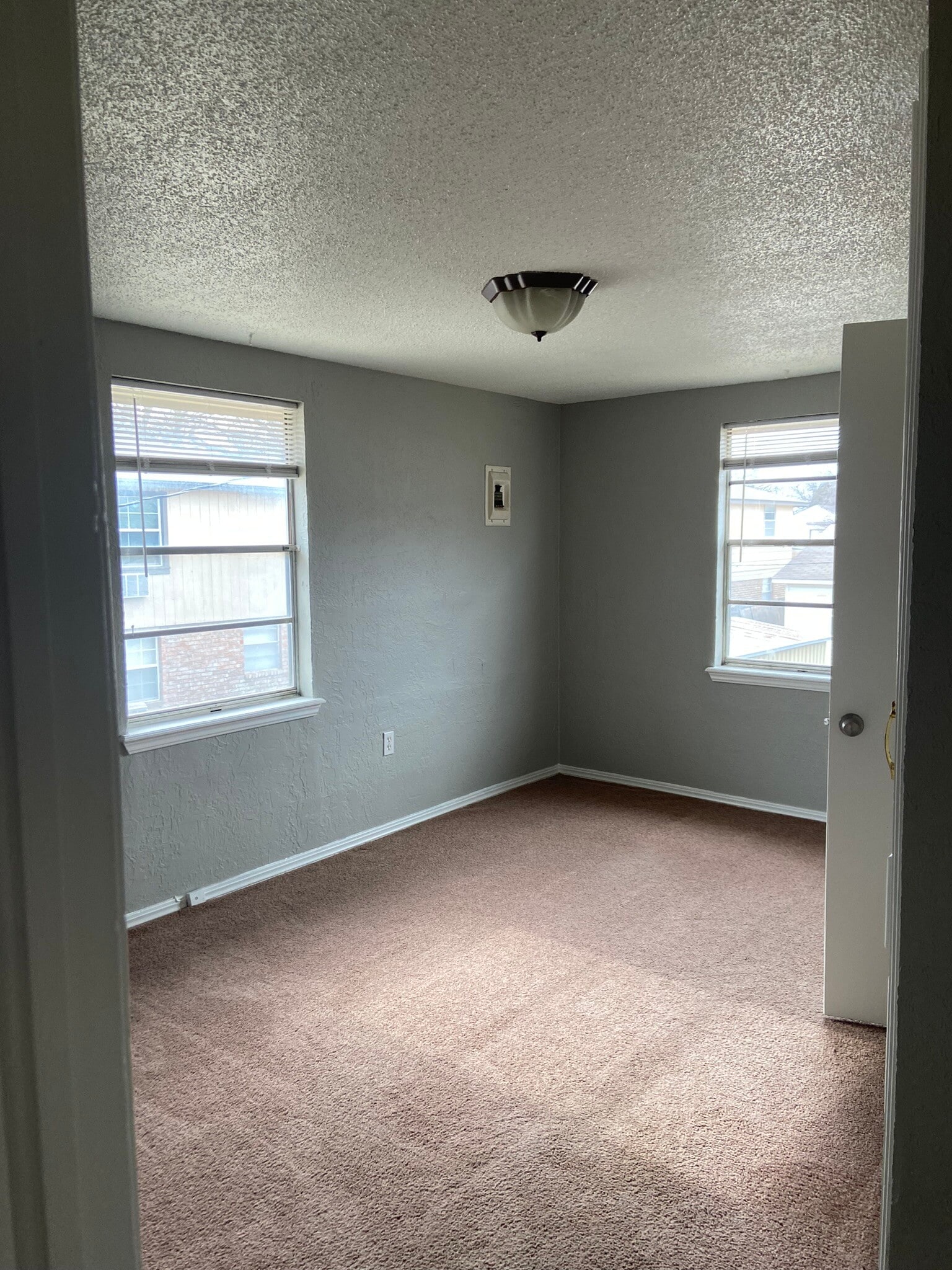 Building Photo - 410 E Walnut St