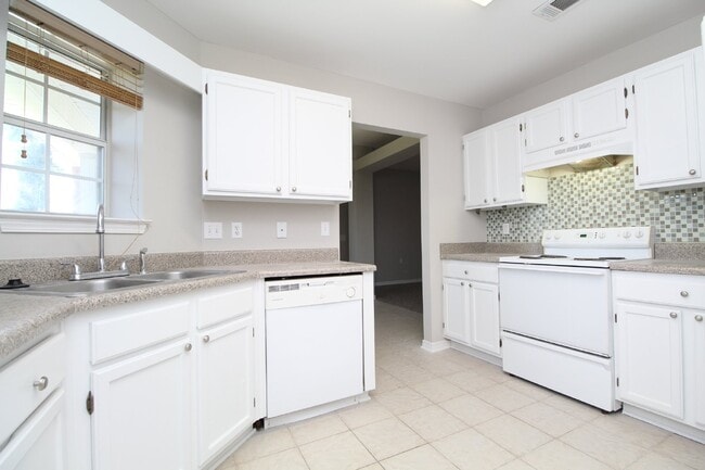 Building Photo - Northeast Pensacola 3/2 with Garage, Sunro...