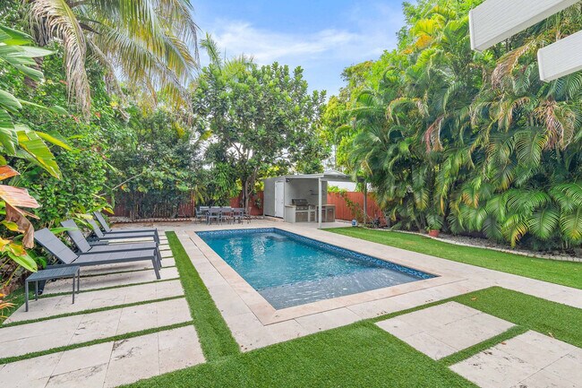 Building Photo - 443 NE 71st St