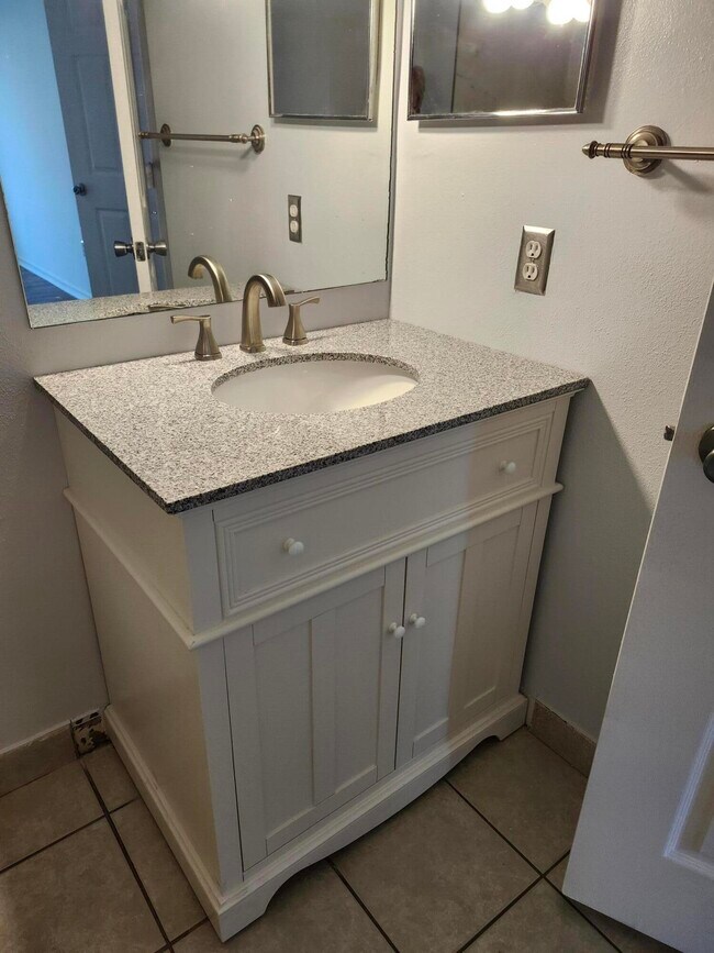 Building Photo - 802 Villa Cir