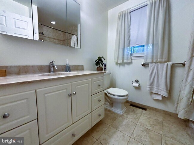 Building Photo - 415 Monmouth Dr