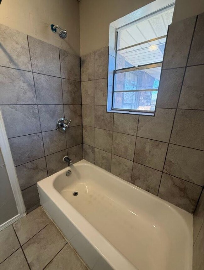 Building Photo - Beautiful, spacious home in Del City!