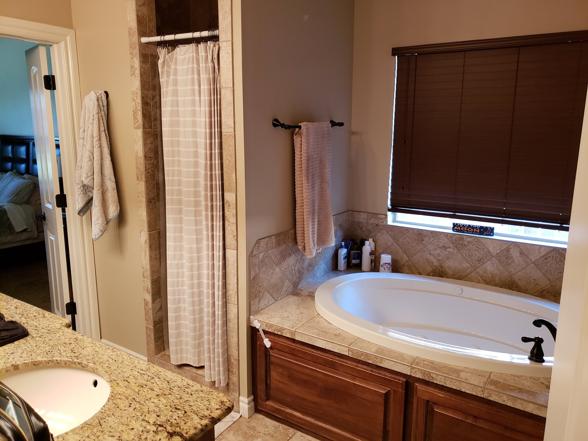 Working jacuzzi tub with jets - 1233 Red Rock Drive