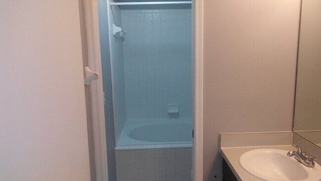 Building Photo - Single Family 3 bedroom, 2 bathroom home i...