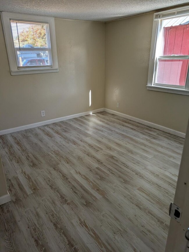 Building Photo - 2 Bedroom 1 Bath- Home