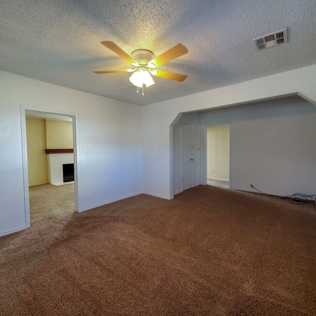 Building Photo - 3 Bedroom home in Shawnee